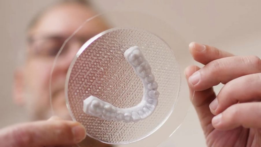 DMU / Mayku: Aligner-Durchsatz auf Industrie-Niveau